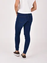 Jean de mujer, tiro medio-alto, color azul claro con lavado uniforme. Corte ajustado tipo skinny o slim fit.