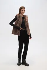 Chaleco marrón de piel sintética con capucha y cierre frontal con cremallera.