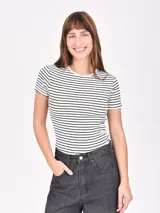 Remera blanca a rayas horizontales negras, de corte ajustado y mangas cortas.