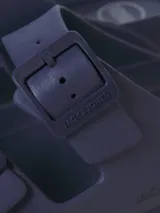 Sandalias de goma azul marino con hebillas ajustables y logo de la marca en la plantilla.