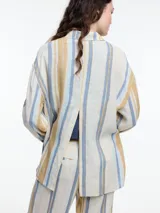 Camisa de lino y viscosa a rayas verticales rojas, rosas y amarillas.