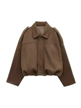 Campera bomber marrón de efecto ante, con cuello clásico, cierre frontal con cremallera y mangas largas.