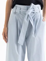 Pantalón culotte azul marino de tiro alto con lazo para atar en la cintura y bolsillos laterales.