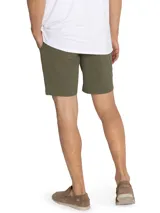 Short de hombre color verde oliva, de corte recto y largo a la rodilla. Confeccionado en tejido liviano de secado rápido con protección UV 50+.