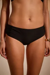 Bombacha de bikini negra de corte clásico.