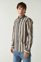 Camisa de manga larga a cuadros rojos y negros, de corte slim fit, con cuello abotonado y logo bordado en el pecho. Confeccionada en algodón.