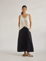 Vestido largo de lino con diseño de bloques de color: blanco en la parte superior, beige en el centro y negro en la falda.