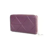 Billetera color púrpura de símil cuero con diseño geométrico en relieve. Tiene cierre perimetral, bolsillo externo con cierre, diez compartimentos internos y herrajes plateados.