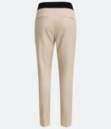 Pantalón de vestir color verde claro, de corte recto, con bolsillos laterales y traseros.