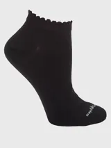 Calcetín corto de color negro, con borde superior festoneado y el logo de la marca bordado en la punta del pie.