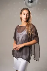 Poncho marrón traslúcido de corte asimétrico y cuello redondo.