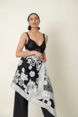 Pañuelo de gasa color blanco con diseño de flores, que aporta un toque elegante a cualquier conjunto.