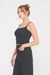 Top negro texturizado elastizado, de breteles finos y corte ajustado.