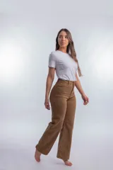 Pantalón de jean blanco de corte recto y tiro alto, con costuras a la vista en color crudo.
