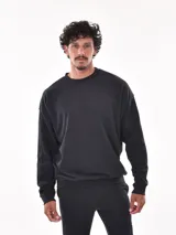 Buzo deportivo negro de corte regular, con cuello redondo y mangas largas.