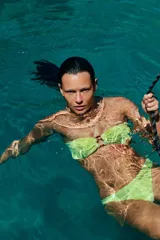 Conjunto de bikini verde lima con textura arrugada. El corpiño es bandeau con nudo central y la bombacha es vedetina.