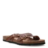 Sandalias marrones con base de corcho, dos tiras anchas de cuero sintético con hebillas ajustables y suela de goma negra.