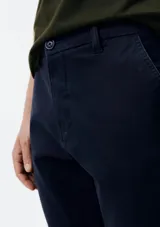 Pantalón de vestir azul marino, de corte slim fit, con bolsillos laterales y traseros.