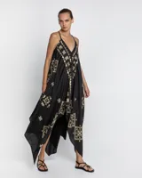 Vestido largo negro con breteles finos y bordado dorado con motivos geométricos. Corte evasé con picos en los laterales.