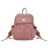 Mochila verde militar de nylon con apertura superior con cierre y tiradores metálicos. Incluye bolsillos internos, bolsillo con cierre metálico al frente, correa corta de mano y correas de galón regulables para colgar en la espalda.