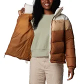 Chaqueta acolchada Columbia modelo Puffer II Colorblock para mujer, con bloques de color en tonos marrón, beige y crema. Presenta cuello alto, cierre frontal, bolsillos laterales con cremallera y puños elásticos.
