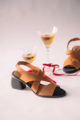 Sandalias de cuero color marrón con tiras cruzadas y taco bloque de madera.