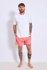 Short de baño color salmón con estampado de motivos náuticos en blanco.