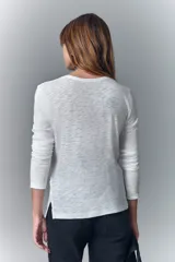 Remera cruda de algodón flame, corte ajustado y mangas largas.