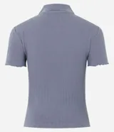 Blusa femenina de algodón certificado, color azul, con cuello polo, cierre de botones y mangas cortas con acabado ondulado.