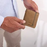 Billetera marrón de cuero liso, con cierre de cremallera en el exterior, interior con visor, espacio para tarjetas y división para billetes.