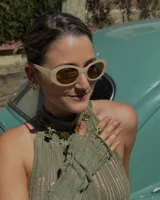 Anillo dorado con diseño de tres bandas entrelazadas.