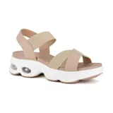 Sandalia de plataforma color beige con tiras cruzadas de elástico y ajuste con hebilla en el tobillo.