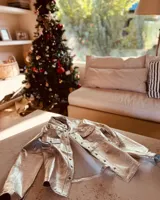 Campera de cuero ovino italiano plateada con cuello clásico, cierre frontal con botones a presión, dos bolsillos con solapa en el pecho y dos bolsillos laterales con cierre. Corte entallado.