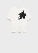 Remera blanca de algodón con estampado de una flor roja en el frente.