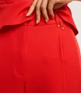 Pantalón de vestir negro de corte wide leg, con cintura alta y doble cintura con detalle de remaches.