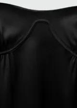 Vestido corto negro de tirantes finos con escote corsetero y cierre lateral invisible. Diseño entallado.