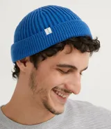 Gorro corto tipo beanie color beige, tejido en lana acrílica con textura acanalada.