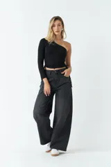 Top asimétrico blanco de una sola manga con jaretas ajustables en ambos lados del torso para regular el largo.