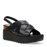Sandalia de plataforma color negro, con tiras anchas cruzadas en el empeine, ajuste con hebilla en el tobillo y suela con diseño dentado.