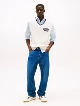 Zapatillas bajas de cuero napa color blanco con detalles en negro y gris. Presentan una suela cupsole de goma color caramelo, paneles con mezcla de texturas, perforaciones de ventilación en la puntera y el parche clásico de Tommy Jeans en el lateral.