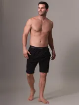 Short de pijama negro con cintura elástica con logo Calvin Klein, bolsillos laterales y bragueta falsa.