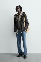 Pantalón de jean celeste, de corte recto desde la cadera hasta el tobillo, con tiro medio, cinco bolsillos y cierre frontal con botón.