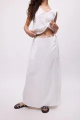 Falda larga negra de algodón con detalle de caderín con lazo.