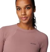 Remera de manga larga Columbia Midweight Stretch color salmón, con logo reflectante en el pecho.