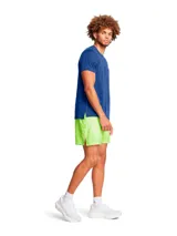 Short de running Under Armour Launch de 5 pulgadas, color bordó con logo reflectivo en el lateral.