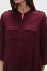 Camisa de manga larga con cuello mao y estampado paisley en tonos blanco, verde oliva y rosado. Presenta un calce holgado y bolsillos frontales.