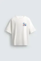 Camiseta blanca de corte relaxed fit, cuello redondo y manga corta. Estampado frontal con diseño gráfico en azul y rojo con texto en chino y la leyenda "Eastern Division 90".