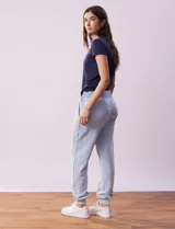 Pantalón de jogging celeste con pretina ancha elastizada acanalada, bolsillos delanteros y puños elastizados en los tobillos.