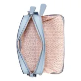 Bandolera Guess modelo Viviette, color celeste, con correa ancha de tela con el logo de la marca.