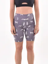 Calza corta gris con estampado de leopardos blancos.